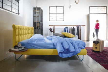 Letto imbottito con testiera capitonnè Hug 05 High di Noctis