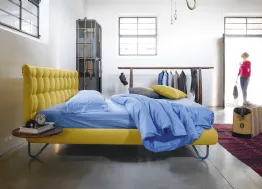 Letto imbottito con testiera capitonnè Hug 05 High di Noctis