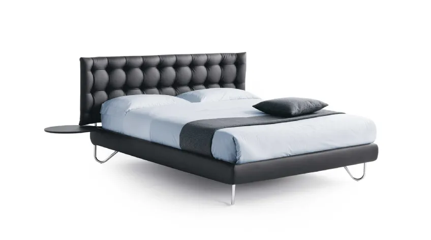 Letto in pelle imbottito con testiera in lavorazione capitonnè Hug 05 Low di Noctis