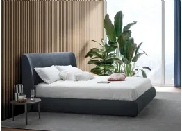 Letto rivestito in tessuto con testiera tondeggiante e avvolgente Leaf di Devina Nais