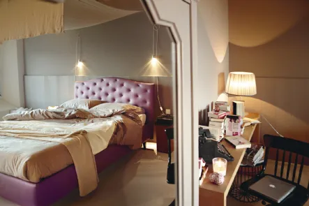 Letto in ecopelle con testiera imbottita Lyle Capitonnè di Noctis