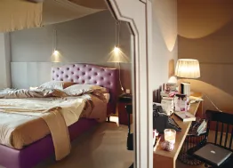 Letto in ecopelle con testiera imbottita Lyle Capitonnè di Noctis
