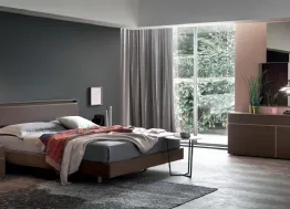 Letto Aida con struttura in Rovere Thea e inserto imbottito e rivestito in ecopelle di Maronese Acf