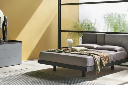 Letto con testiera in tessuto imbottito e trapuntato Nikki di Tomasella