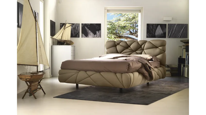 Letto di design imbottito e soffice come una nuvola Marvin di Noctis