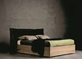 Letto matrimoniale in legno con testiera in tessuto Pegaso di Alta Corte
