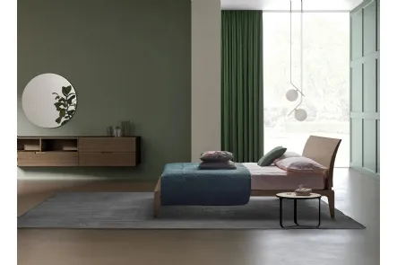 Letto in legno massello di Rovere finitura Tabacco con testiera curva Shark di Devina Nais