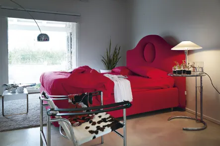 Letto imbottito con testiera sagomata Sophie Modern di Noctis