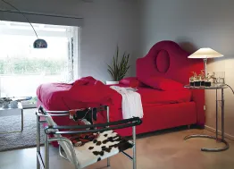 Letto imbottito con testiera sagomata Sophie Modern di Noctis
