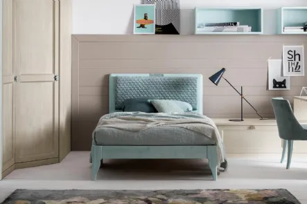 Letto singolo in legno massello di abete spazzolato con testiera caratterizzata da un morbido cuscino imbottito Stella di Callesella