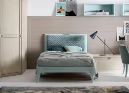Letto singolo in legno massello di abete spazzolato con testiera caratterizzata da un morbido cuscino imbottito Stella di Callesella