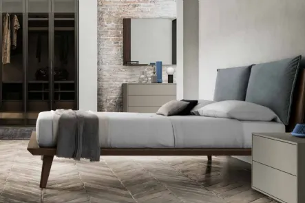 Letto in legno con testiera arricchita di un’imbottitura a due cuscini Talak di SantaLucia
