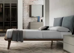 Letto in legno con testiera arricchita di un’imbottitura a due cuscini Talak di SantaLucia
