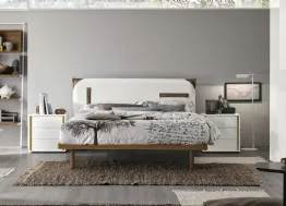 Letto matrimoniale in legno nodato con testiera in ecopelle vintage Tasca Ring 60 di Tomasella