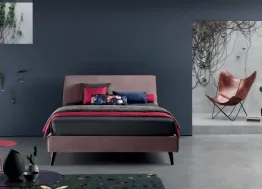 Letto con struttura in legno completamente imbottita e rivestita in tessuto Time di Bside