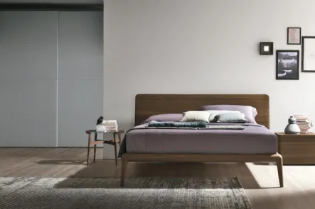 Letto Prado con testata in legno rovere termocotto di Tomasella