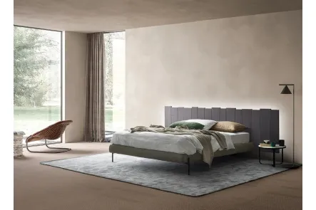 Letto con testiera in Rovere massello sospesa e giroletto in tessuto imbottito Urban Ranch Soft di Devina Nais