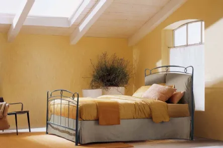 Letto in ferro battuto con testiera rivestita in tessuto imbottito e contenitore Versilia di Bontempi