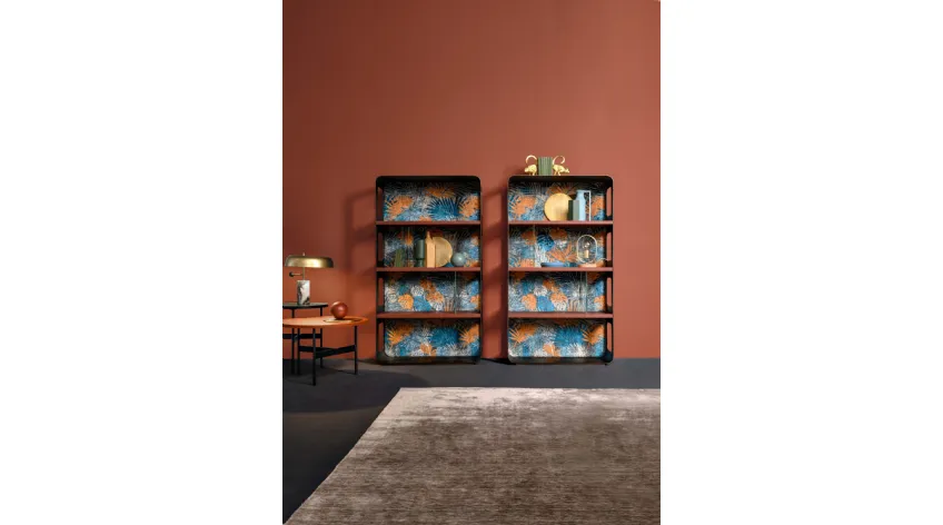 Libreria Academy con struttura in ferro, ripiani in legno e schienale rivestito in tessuto floreale di Devina Nais
