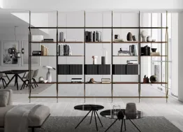 Libreria divisoria Charlotte a soffitto in acciaio laccato con ripiani in legno di Bontempi