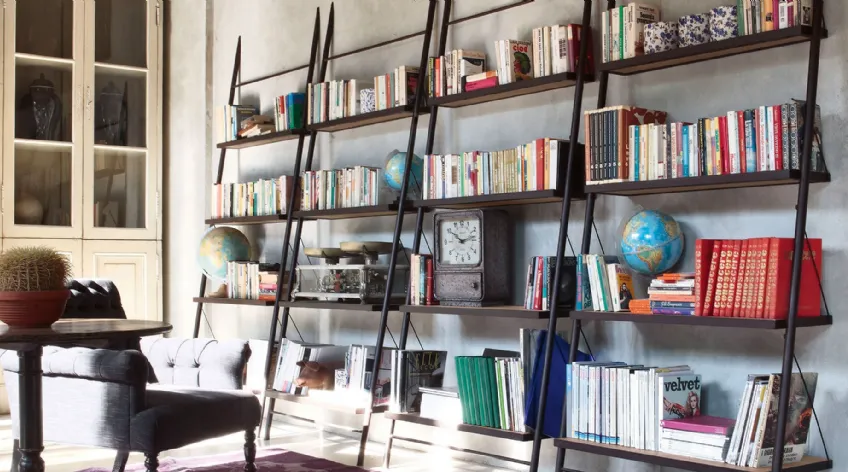 Libreria componibile Easy con struttura in ferro laccato Nero e ripiani in legno massello di Devina Nais