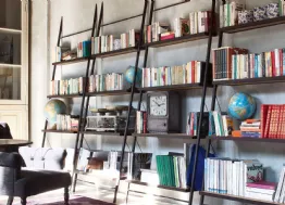 Libreria componibile Easy con struttura in ferro laccato Nero e ripiani in legno massello di Devina Nais