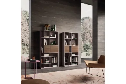Libreria a muro in laccato opaco ortensia e materico finitura frassino cuoio di Orme