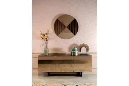 Madia Cannetè con struttura in laccato nero, ante in specchio bronzo e cornice superiore in vetro cannettato dalla lavorazione rigata di Tonin Casa
