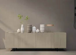 Madia in legno di rovere Recta con piedi in plexiglass Fratelli Mirandola