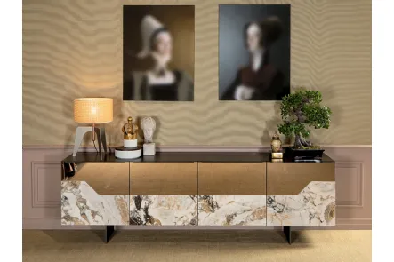 Madia Canova in legno laccato nero con ante rivestite in vetro bronzo e grès porcellanato di Tonin Casa
