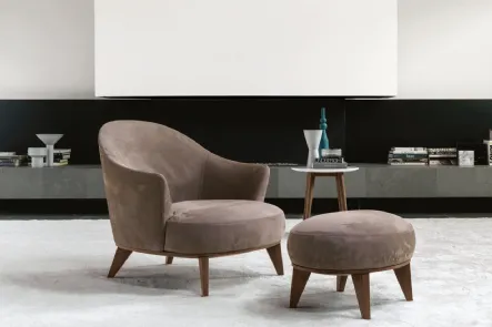 Poltrona Alasia in  tessuto con base in legno di Desirèe