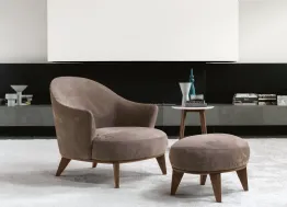 Poltrona Alasia in  tessuto con base in legno di Desirèe