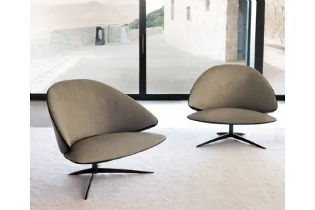 Poltroncina di design in tessuto imbottito Koster di Desirèe