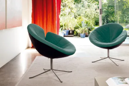 Poltroncina di design in tessuto imbottito ispirata ad un fiore One Flo di Desirèe