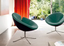 Poltroncina di design in tessuto imbottito ispirata ad un fiore One Flo di Desirèe