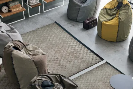 Poltroncina Sacco Comodo rivestito in tessuto con comoda maniglia per spostarlo di Tomasella
