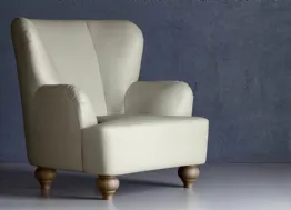 Poltrona dalle forme arrotondate in pelle con piedini in legno Sara di Doimo Salotti