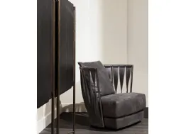 Poltroncina in tessuto con schienale in pelle ritorta Twist di Cantori