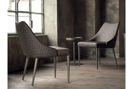 Poltroncina Clara in ecopelle con base in acciaio laccato di Bontempi