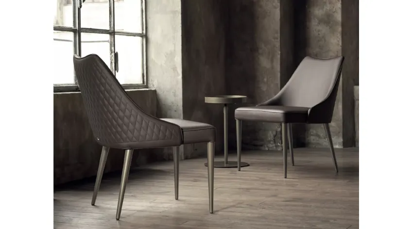 Poltroncina Clara in ecopelle con base in acciaio laccato di Bontempi