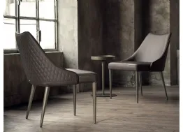 Poltroncina Clara in ecopelle con base in acciaio laccato di Bontempi