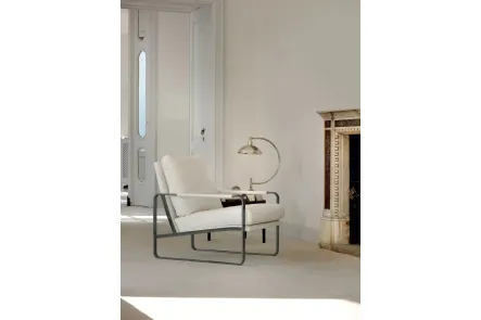 Poltrona Clarissa rivestita in tessuto imbottito con struttura in acciaio laccato di Bontempi