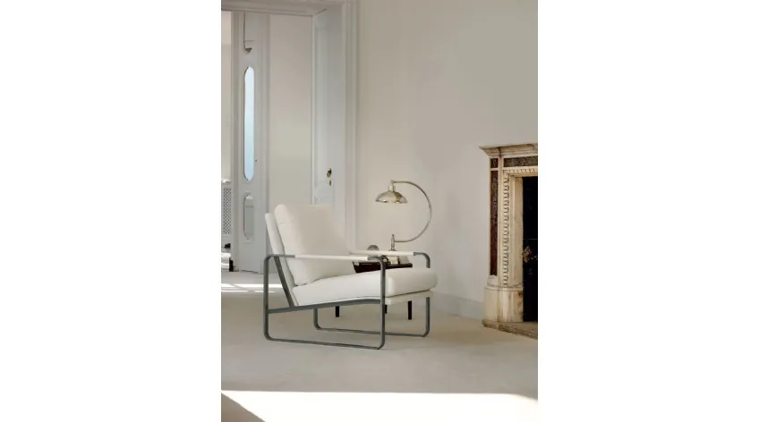 Poltrona Clarissa rivestita in tessuto imbottito con struttura in acciaio laccato di Bontempi
