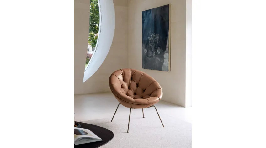 Poltroncina di design Nest One in pelle imbottita e trapuntata di Desirèe