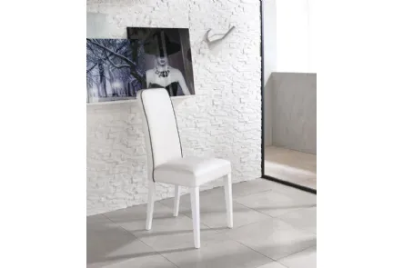 Sedia Anita in ecopelle con gambe in legno di faggio laccato di Stones