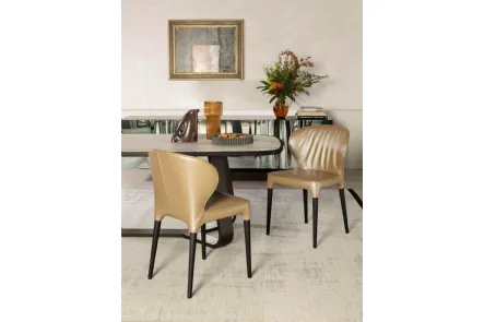 Sedia Bea rivestita in pelle con struttura in legno di Tonin Casa