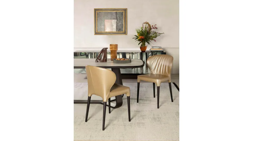Sedia Bea rivestita in pelle con struttura in legno di Tonin Casa