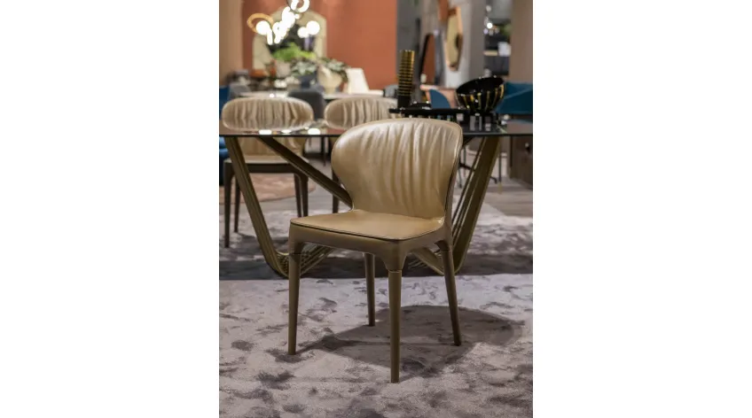 Sedia Bea Plus rivestita in pelle con struttura in legno di Tonin Casa