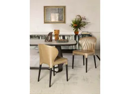Sedia Bea rivestita in pelle con struttura in legno di Tonin Casa