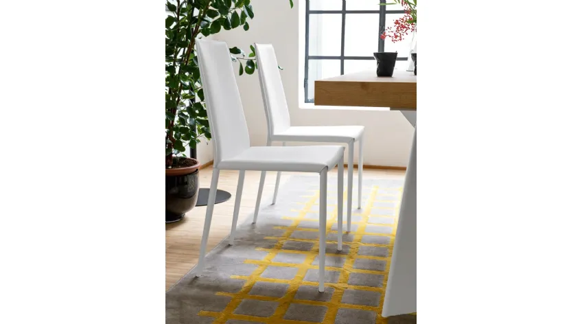 Sedia in cuoio rigenerato con struttura in metallo bianco opaco Boheme di Connubia